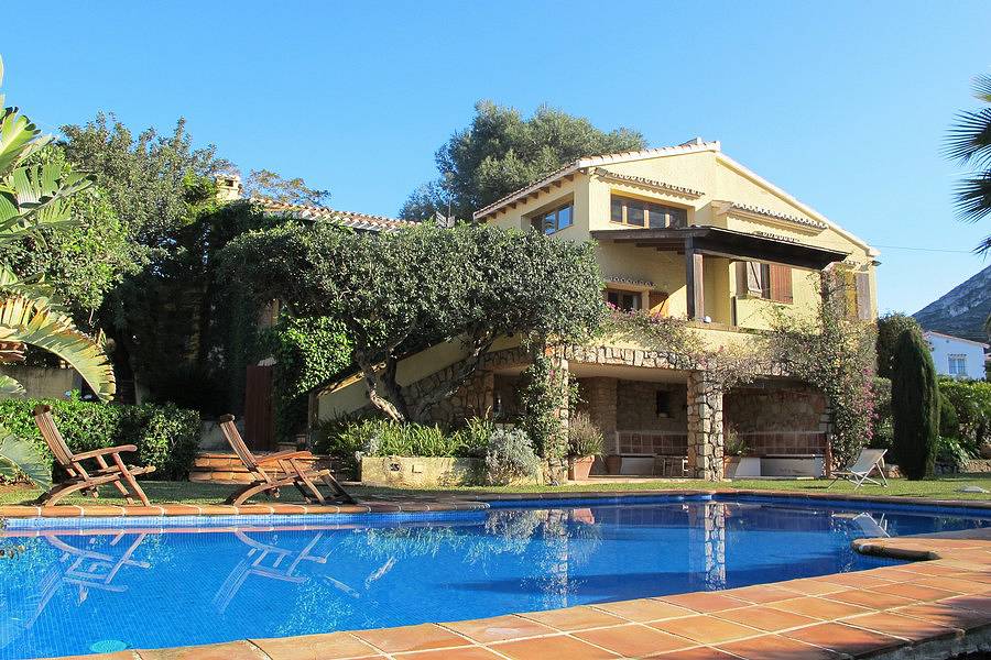 Недвижимость в Испании - вилла с бассейном