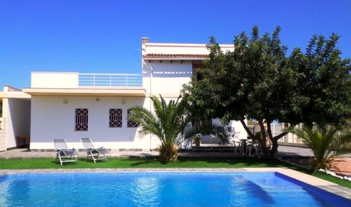 Купить дом с бассейном в Испании недорого