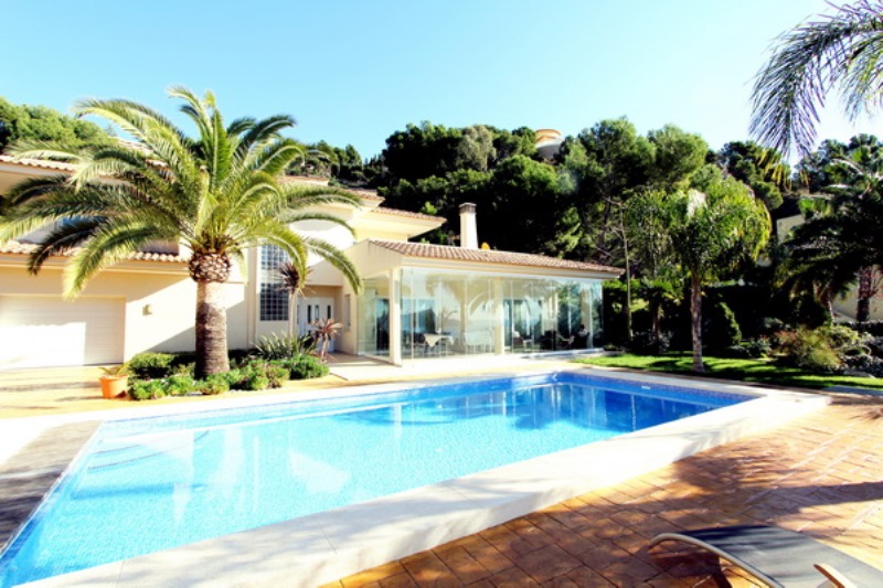 Вилла в Испании с красивым садом и бассейном