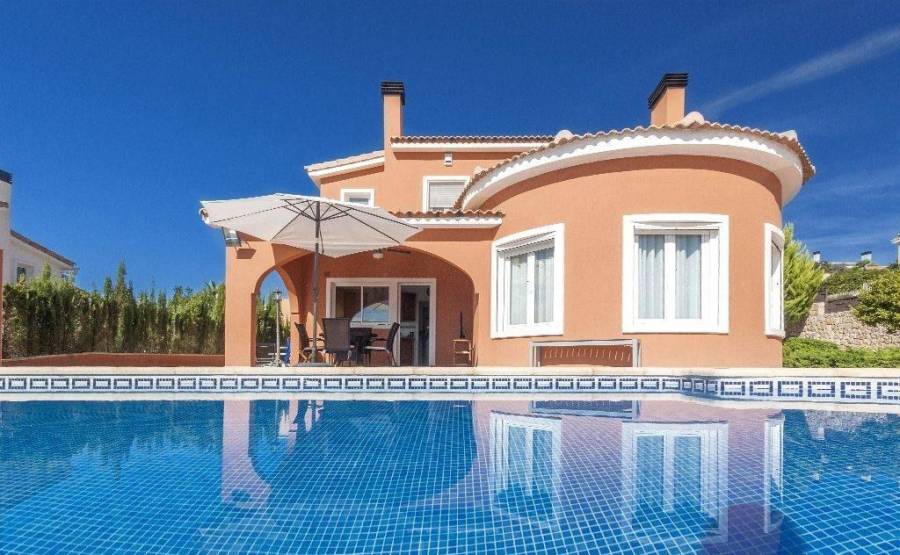 Купить дом с бассейном в Испании недорого